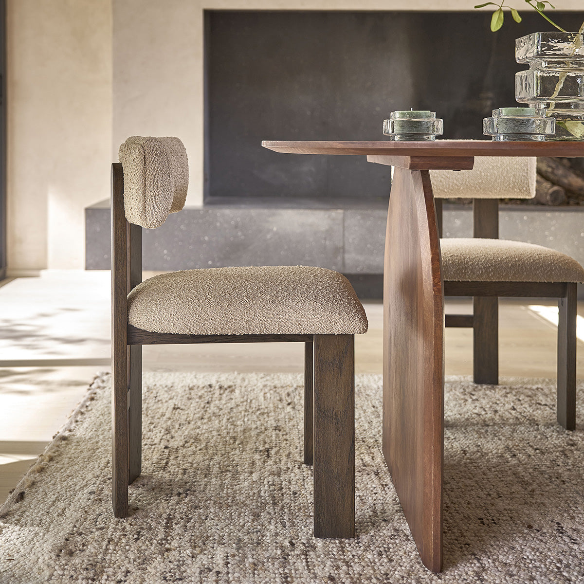 NOÉ - Lot de 2 chaises en chêne massif marron et tissu bouclette beige