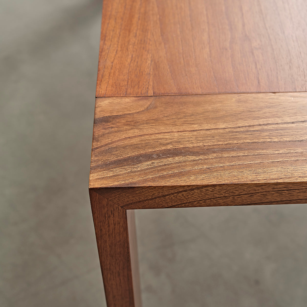 MILO - Table en mindi finition noyer 8 pers.