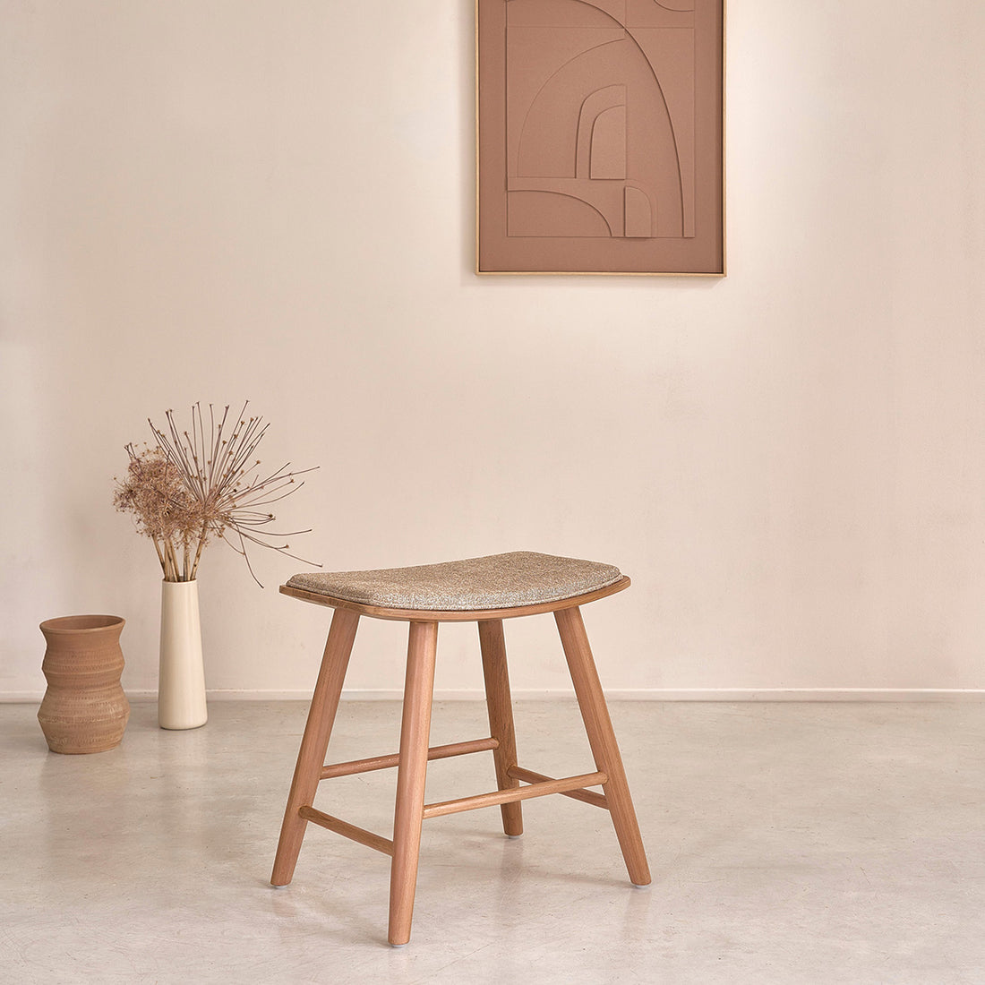 AMBRE - Tabouret en teck massif et velours grège 45 cm