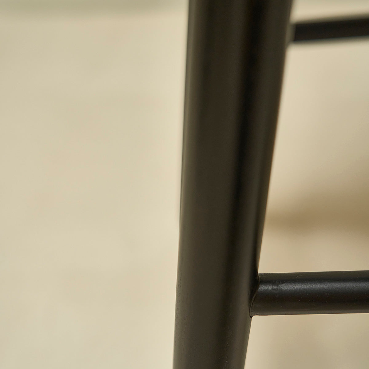 AMBRE - Tabouret de bar en teck massif noir 65 cm