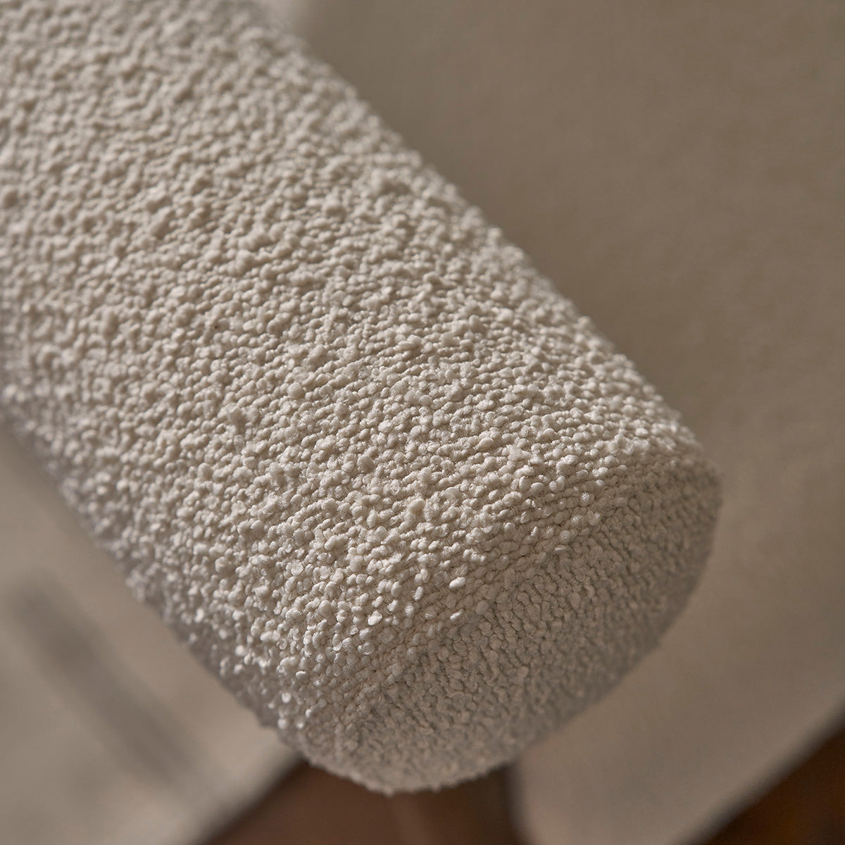 DUNE - Fauteuil rond en chêne massif et tissu bouclette écrue