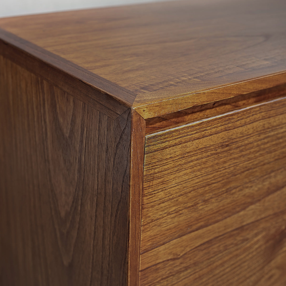 MILO - Credenza in mindi massello con finitura in noce 180 cm