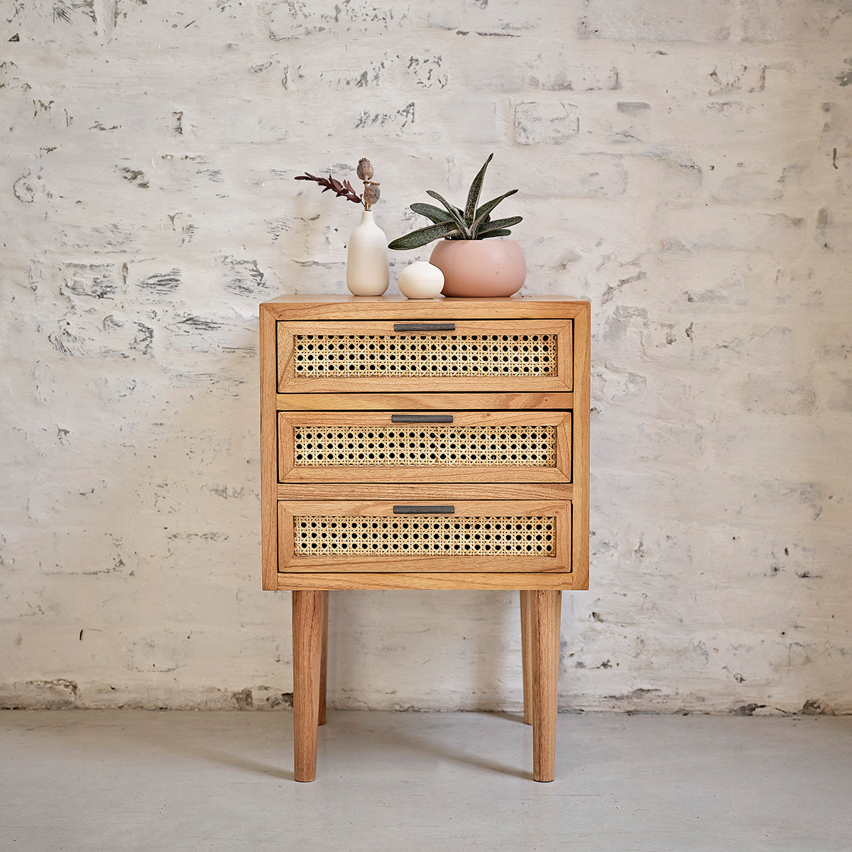ALBA - Nachttisch aus massivem Mindi und mit Rohrgeflecht 40 cm