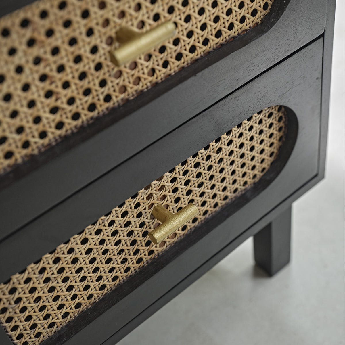 ZULMA - Comodino in mango massello e midollino 45 cm