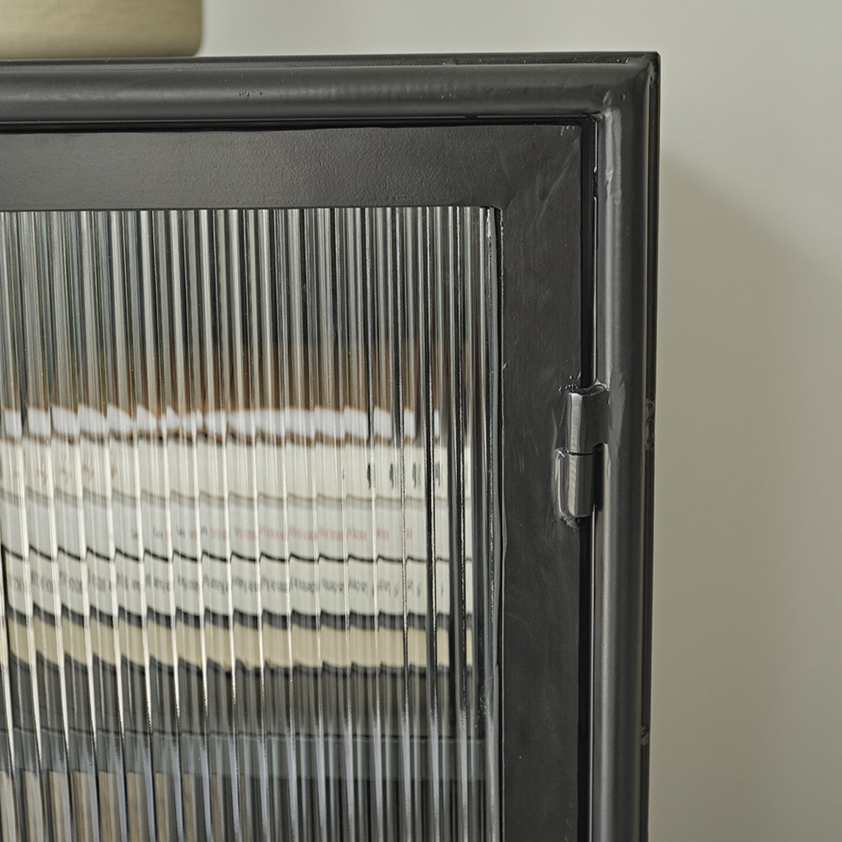 OCTAV - Geschirrschrank aus Metall und Wellglas 90 cm