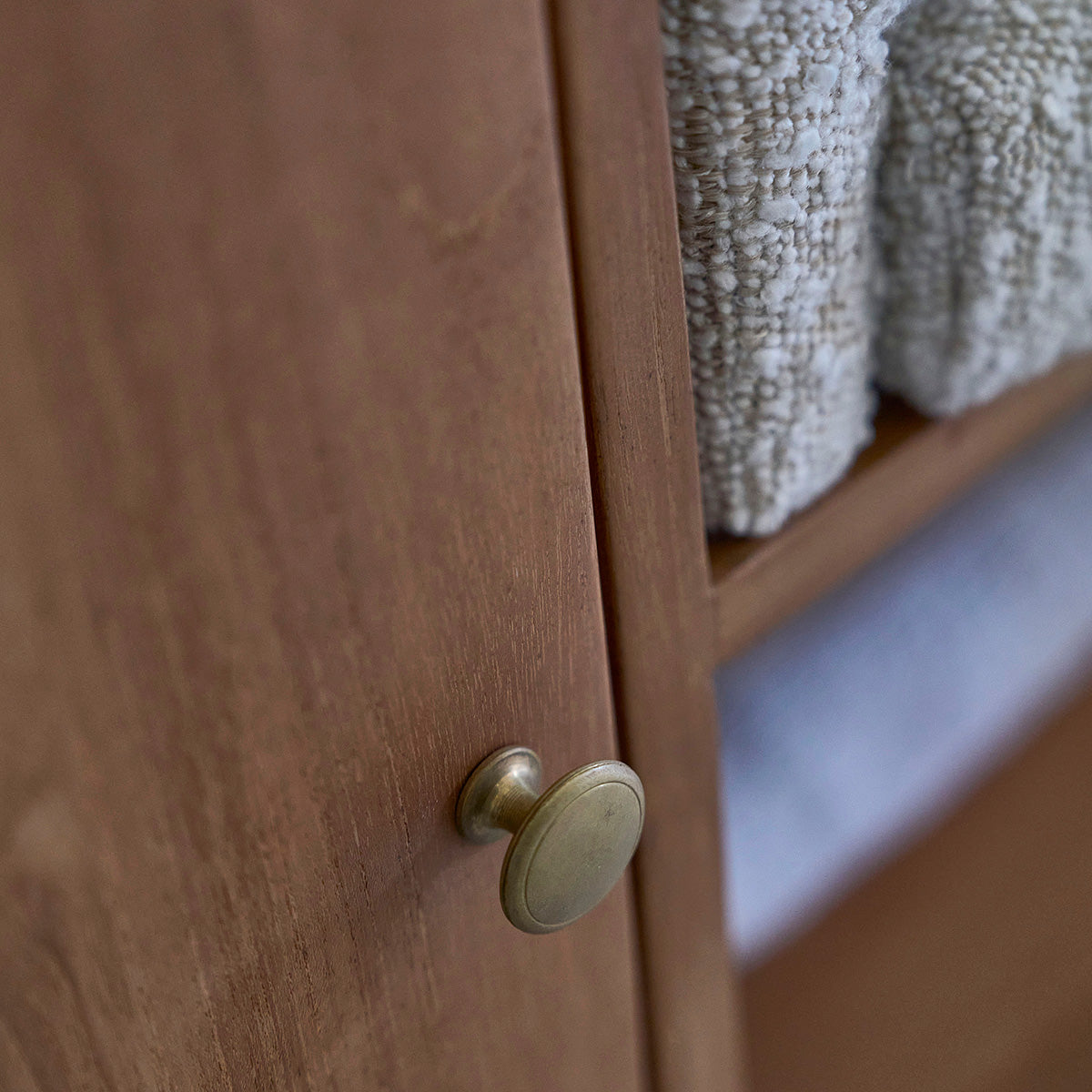 SERENE - Bank aus massivem Teakholz und Bouclé-Stoff 120 cm