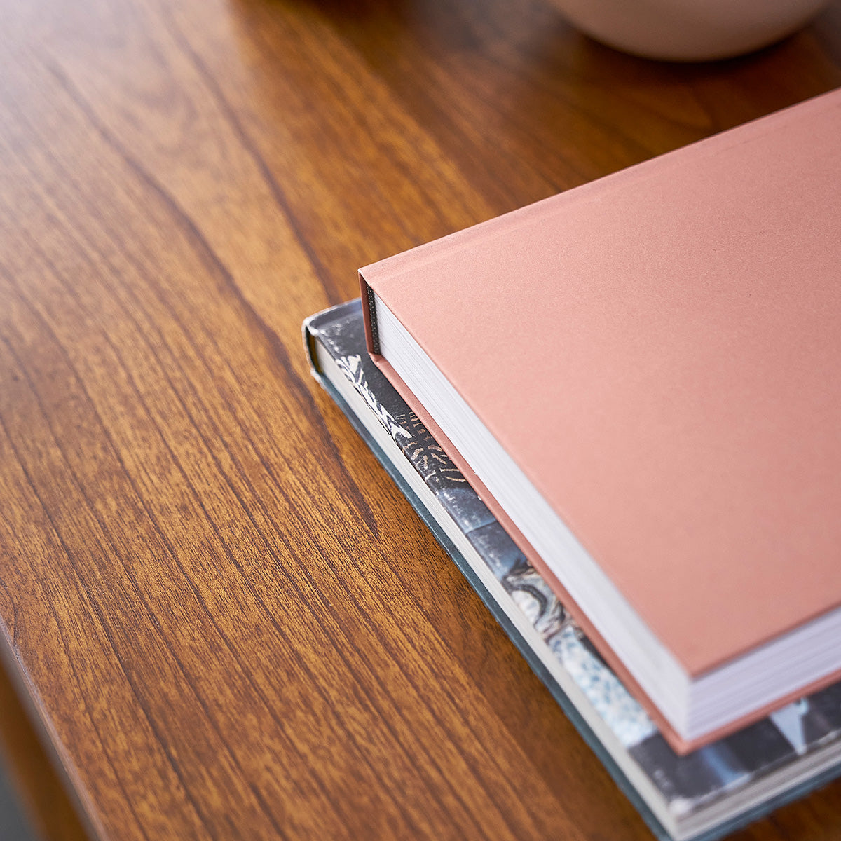 MILO - Table basse en mindi massif finition noyer 140 cm