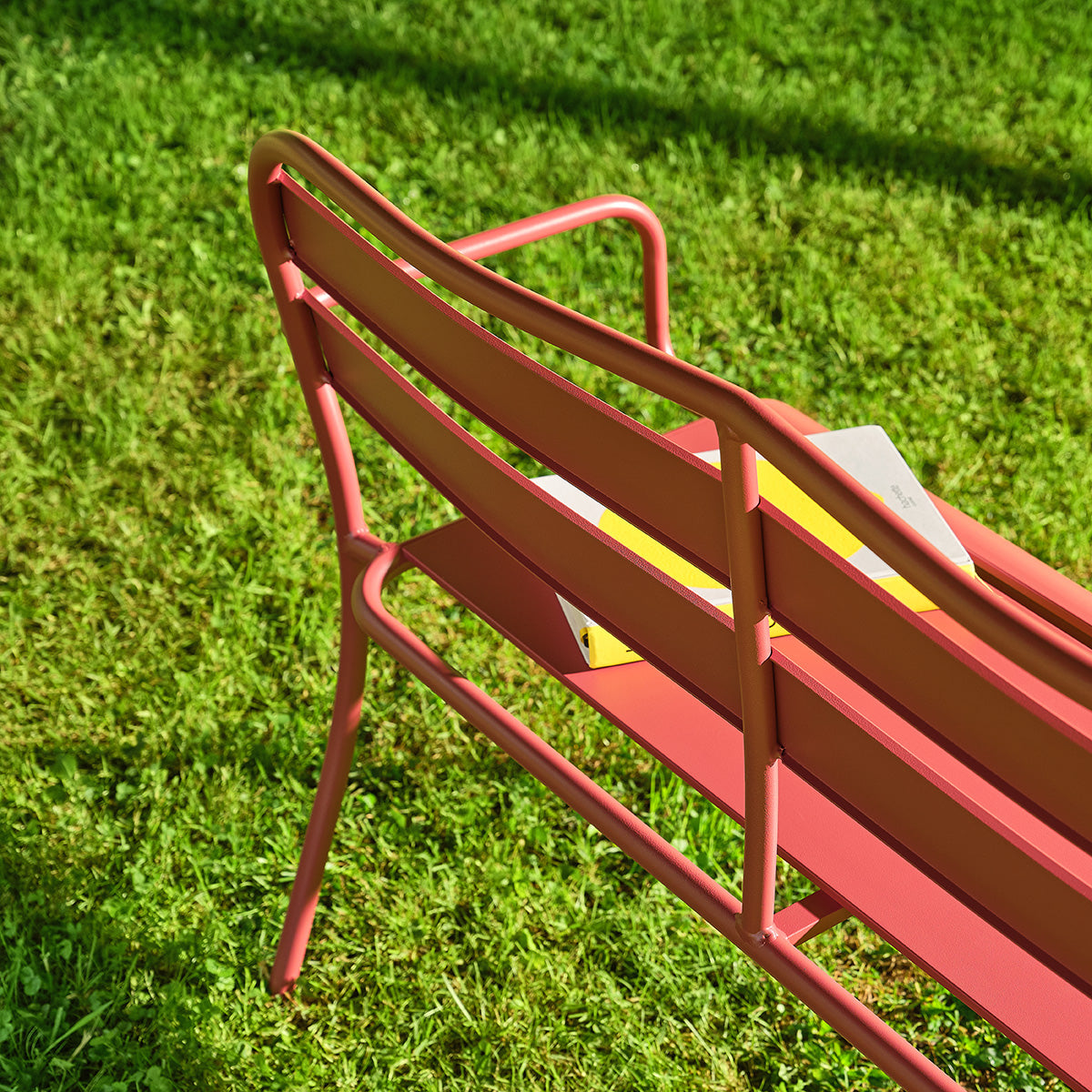 Banc de jardin en aluminium framboise