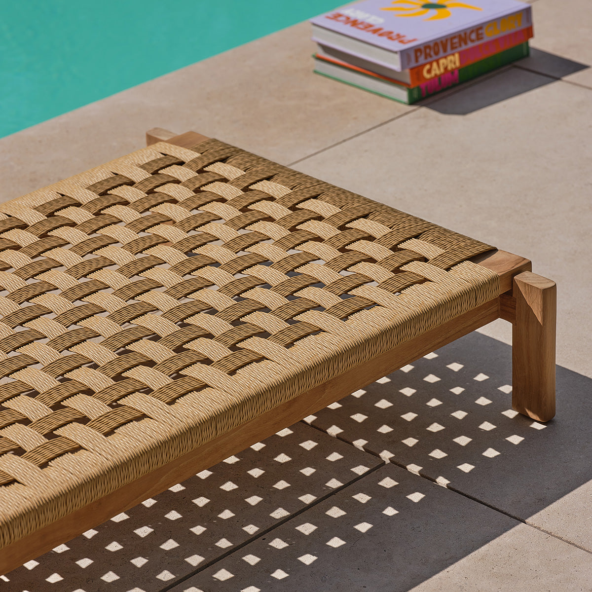PIANA - Sonnenliege aus massivem Teakholz mit grau melierten Kissen