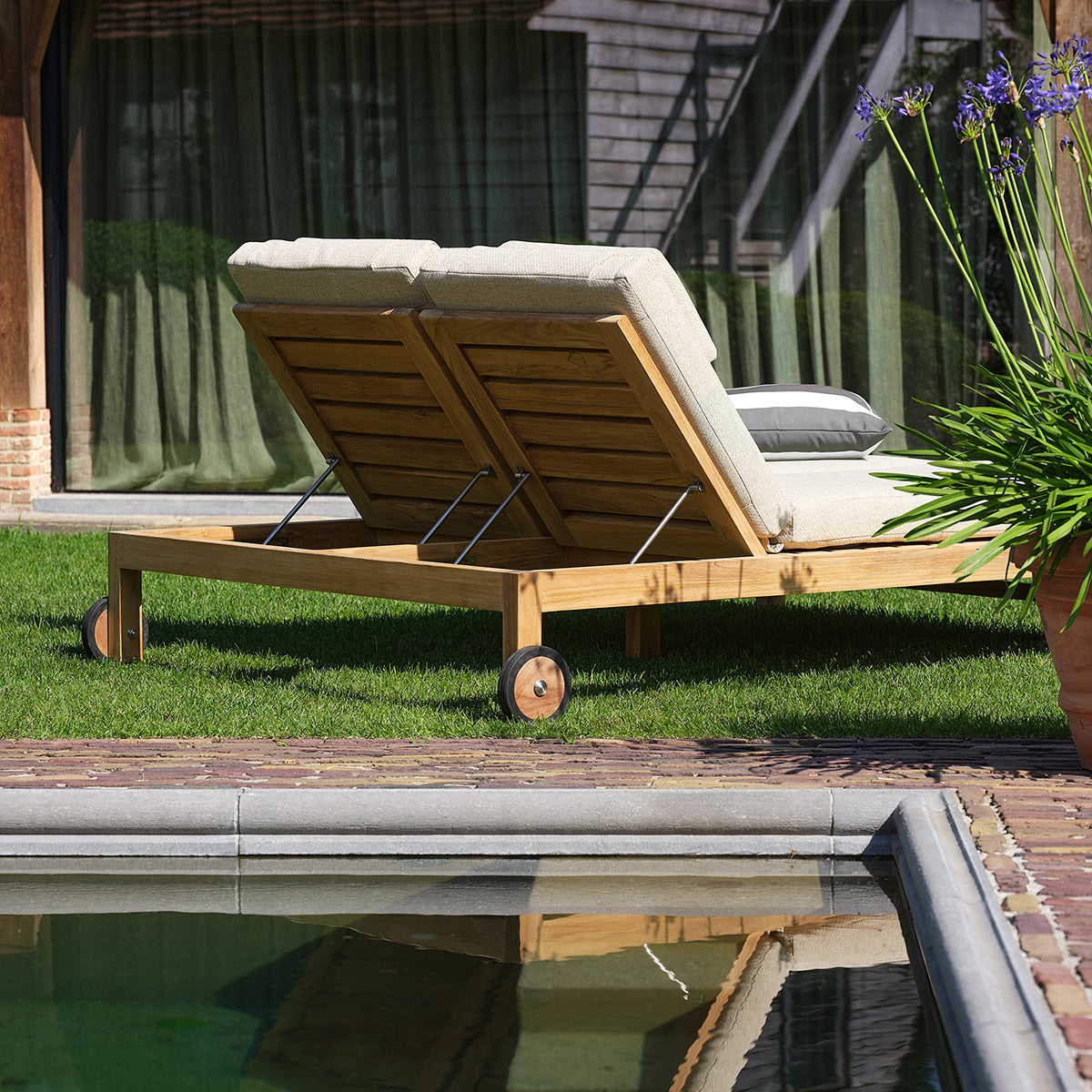 Bain de soleil double inclinable en teck massif avec coussins beige chiné