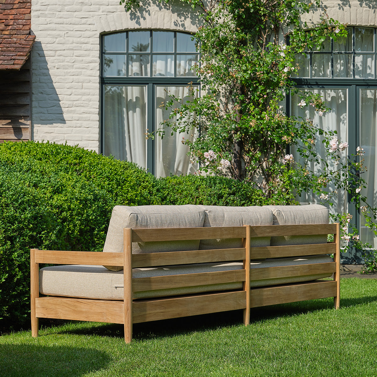 CALVI - Divano da giardino basso in teak massiccio con cuscini beige screziati, 4 posti.