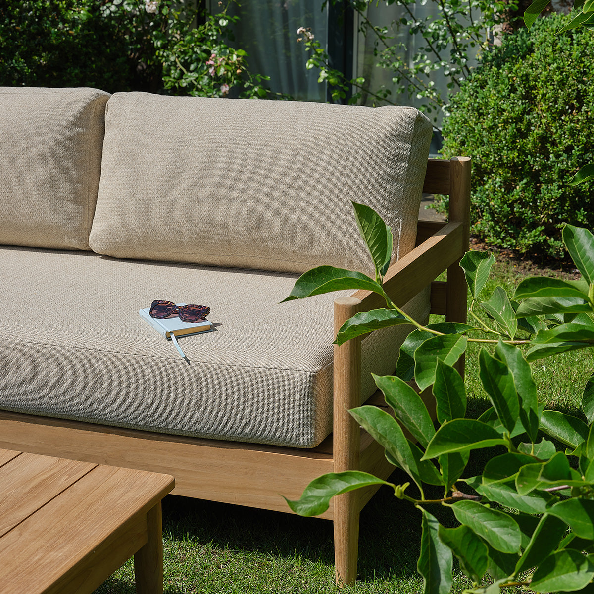 CALVI - Divano da giardino basso in teak massiccio con cuscini beige screziati, 4 posti.