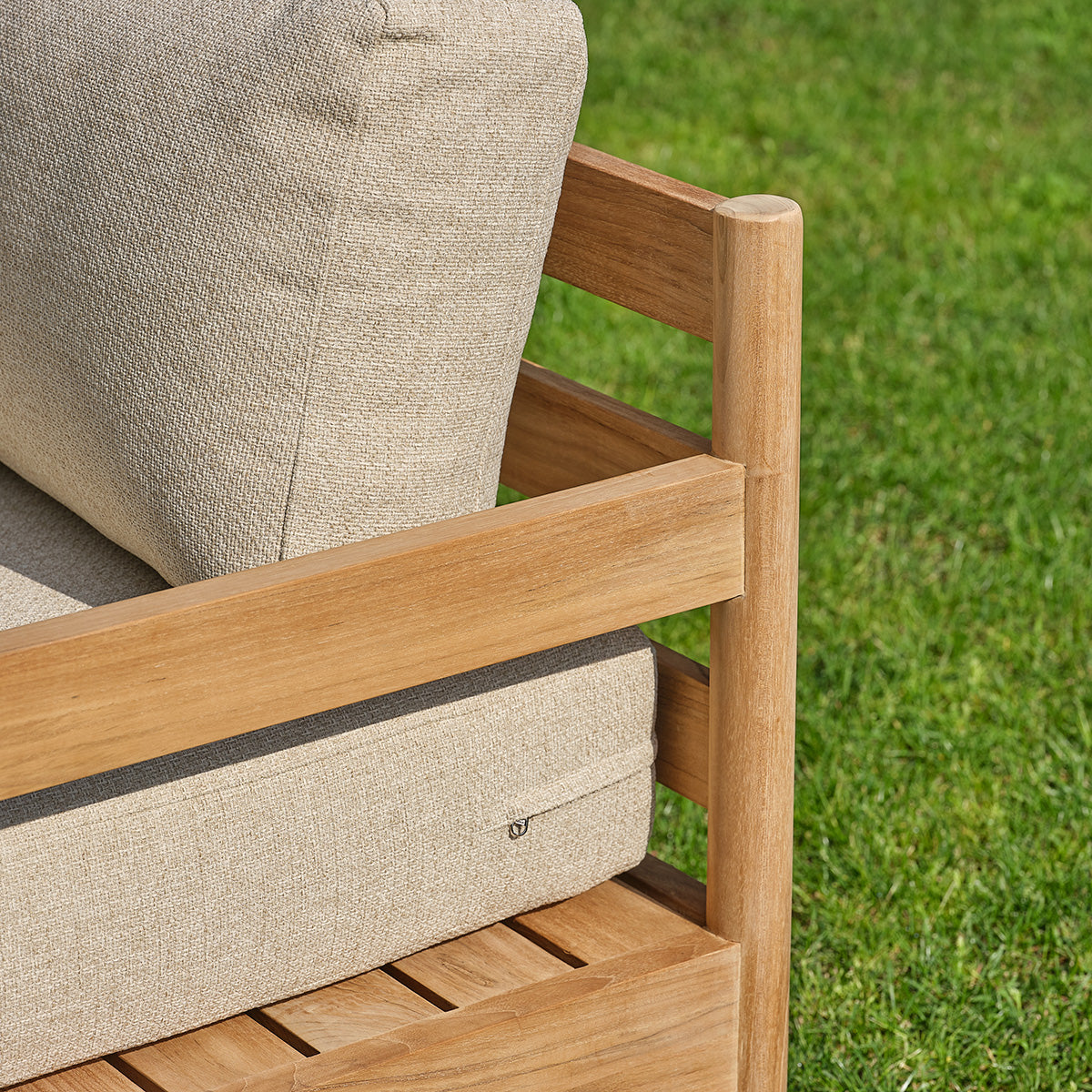CALVI - Divano da giardino basso in teak massiccio con cuscini beige screziati, 4 posti.