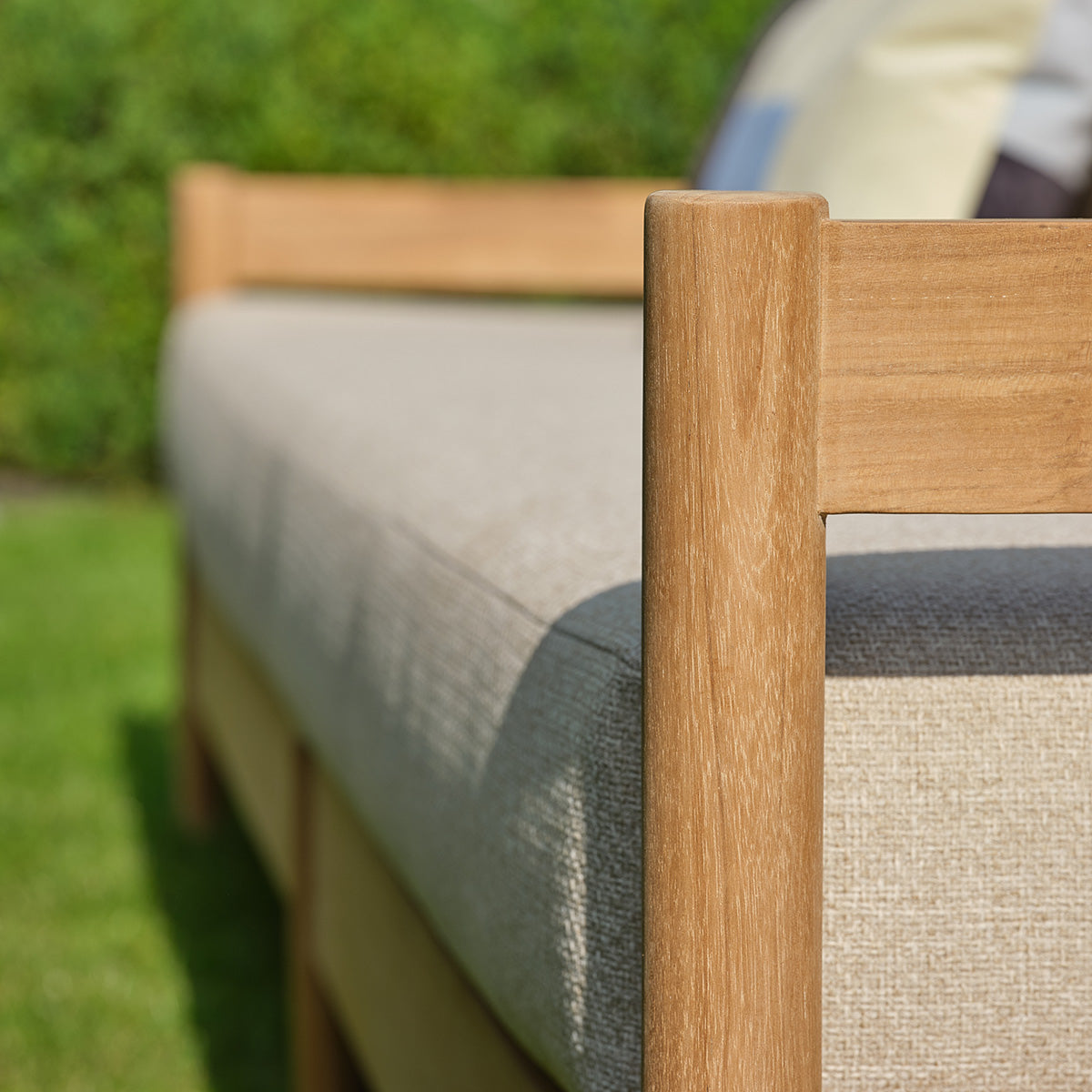 CALVI - Divano da giardino basso in teak massiccio con cuscini beige screziati, 4 posti.