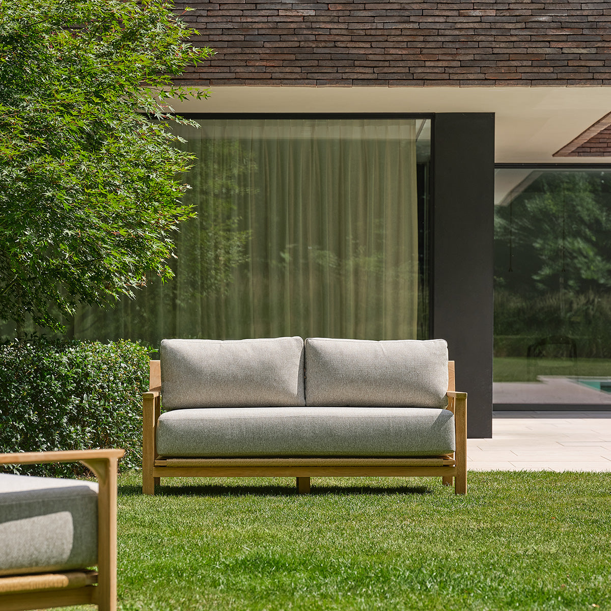 PIANA - Divano da giardino in teak massiccio con cuscini grigi melange, 2 posti.