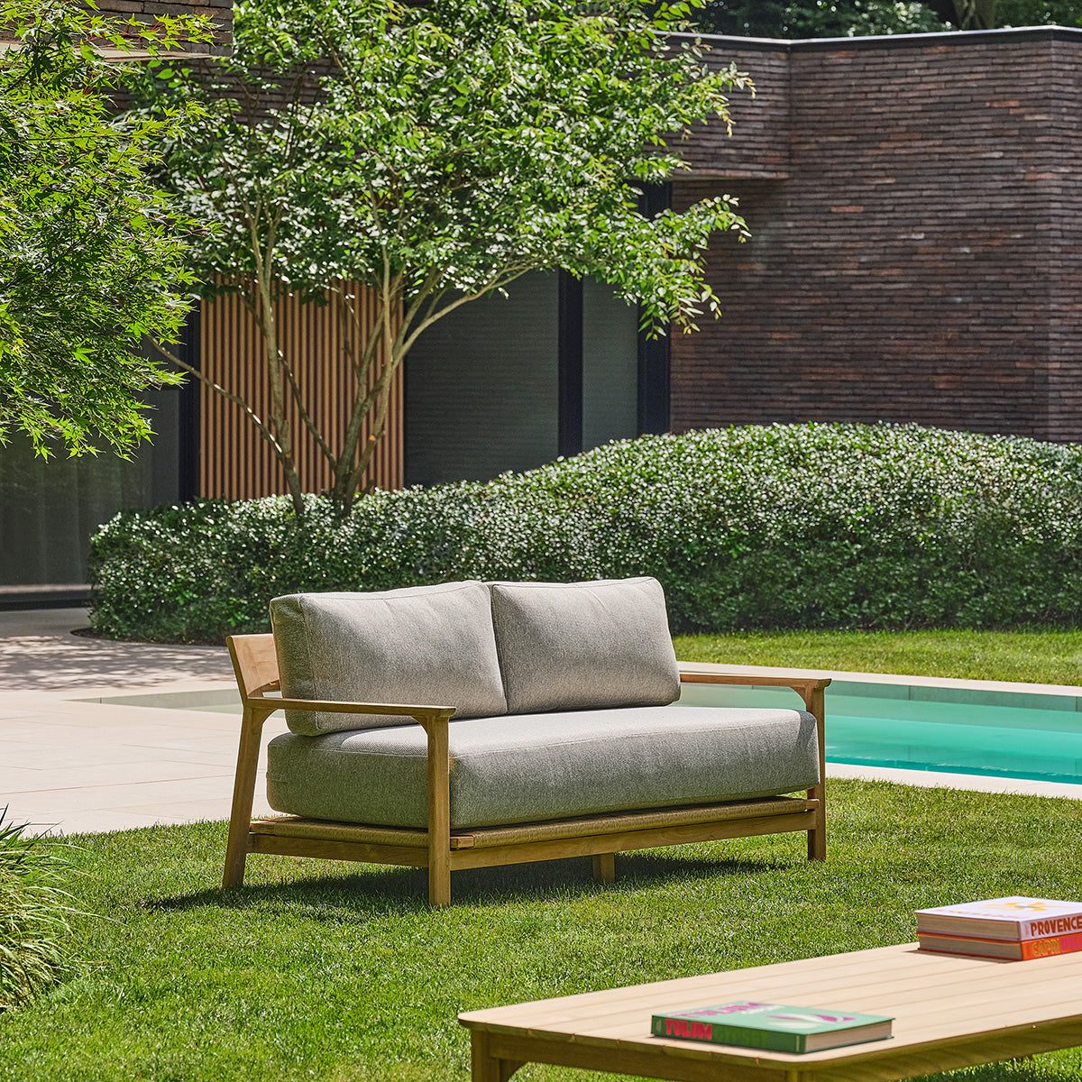 PIANA - Divano da giardino in teak massiccio con cuscini grigi melange, 2 posti.