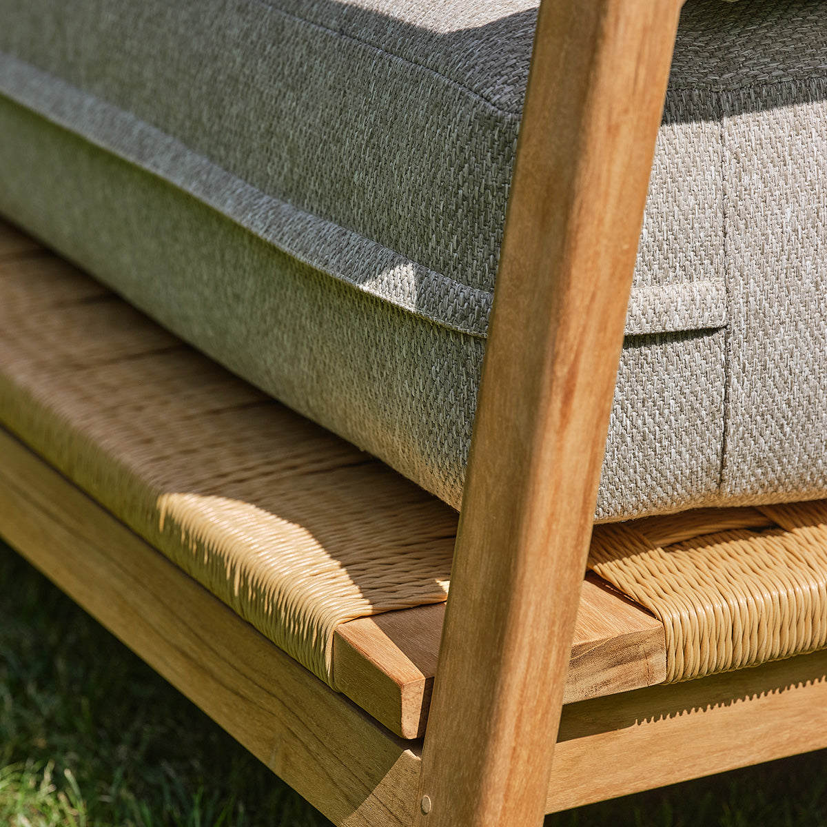 PIANA - Divano da giardino in teak massiccio con cuscini grigi melange, 2 posti.