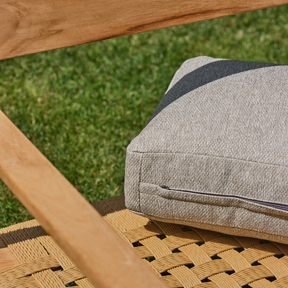 PIANA - Divano da giardino in teak massiccio con cuscini grigi melange, 2 posti.