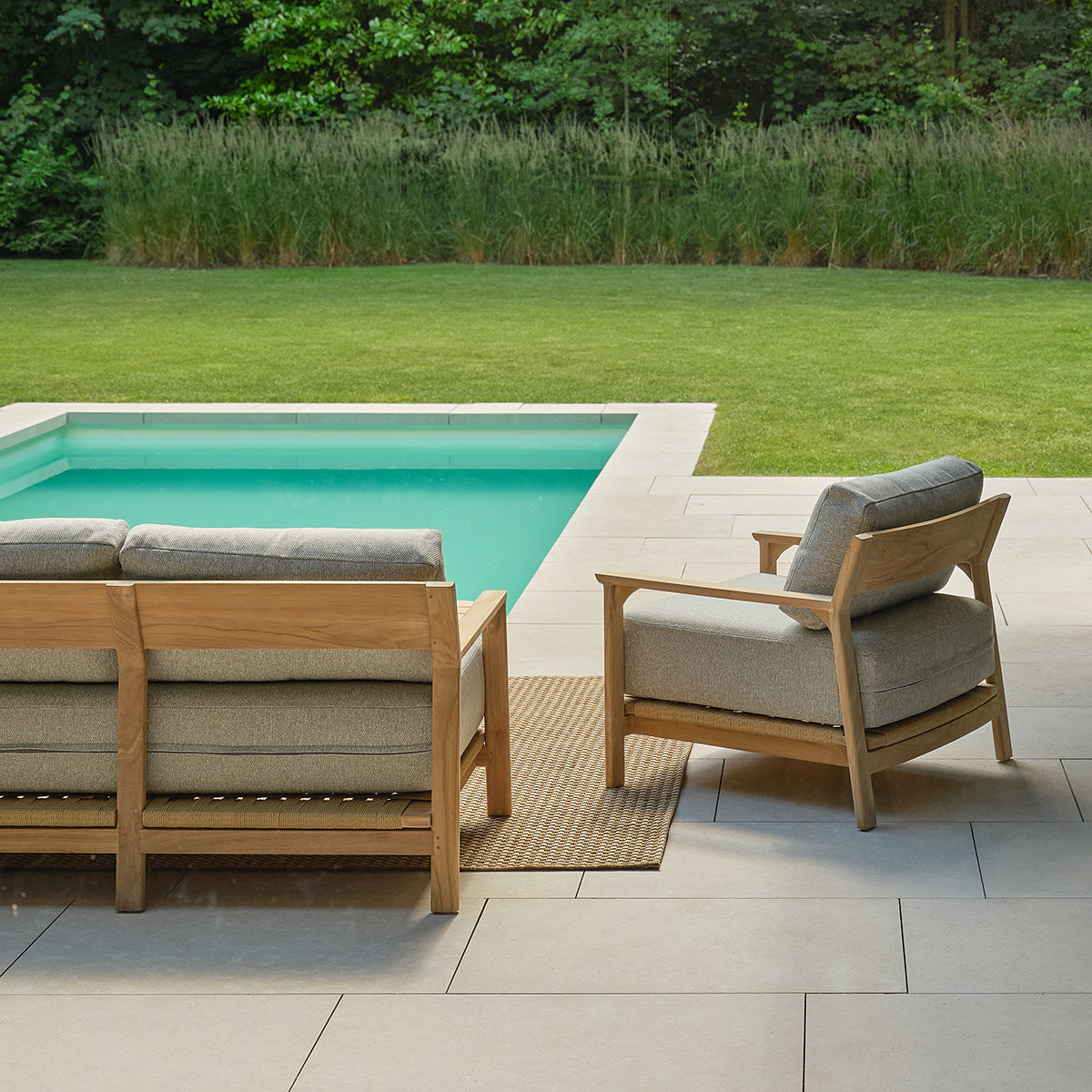 PIANA - Canapé de jardin en teck massif avec coussins gris chiné 3 pers.