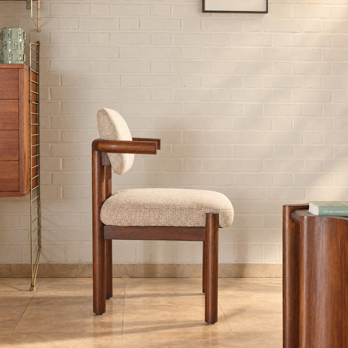 NEO - Sedia in legno massello di mindi e tessuto beige screziato con trama in rilievo