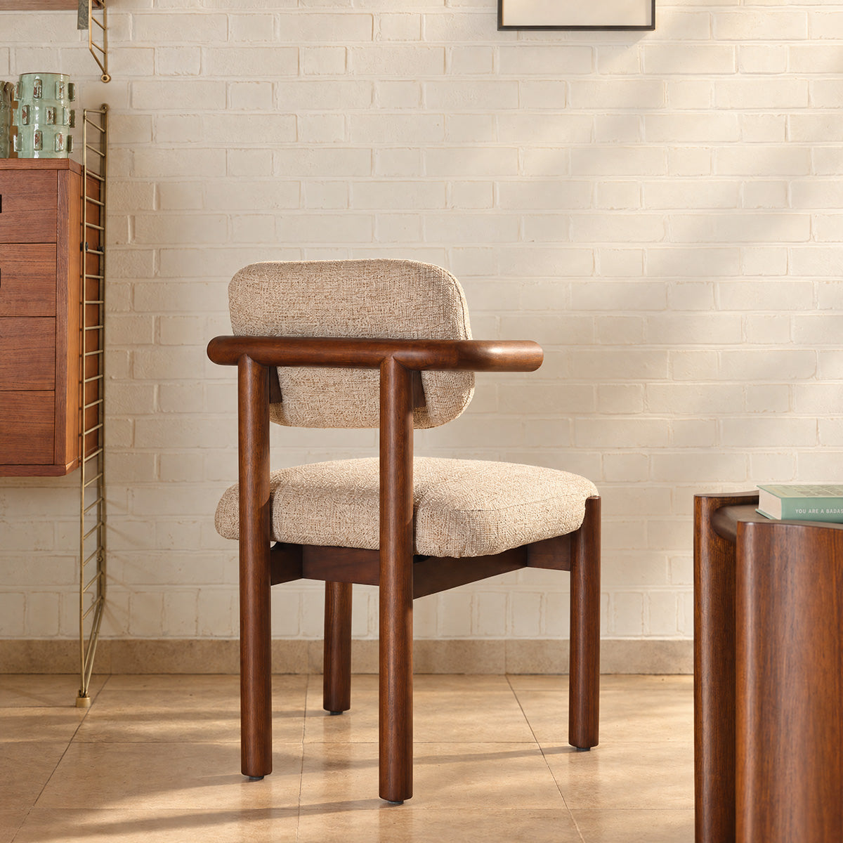 NEO - Sedia in legno massello di mindi e tessuto beige screziato con trama in rilievo
