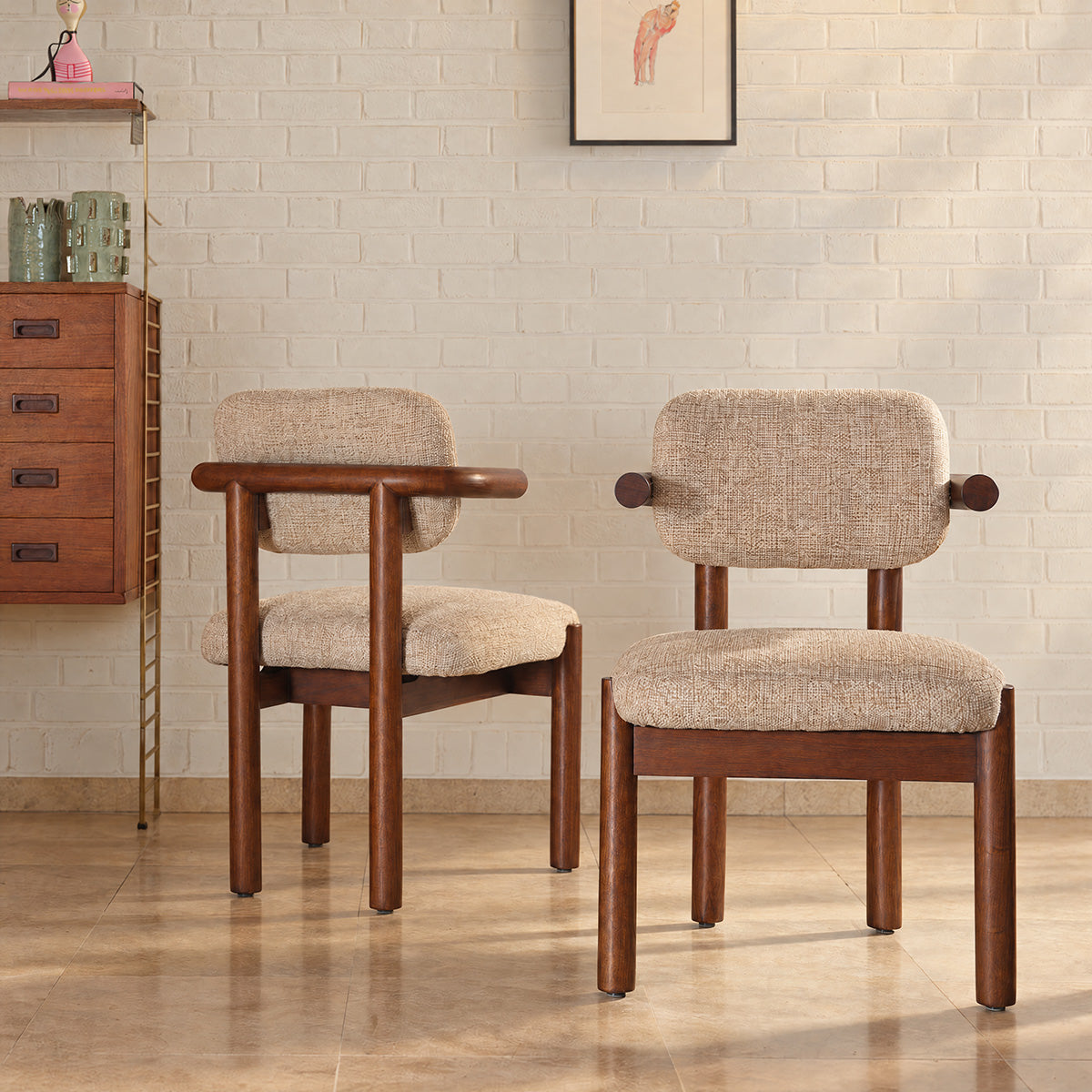 NEO - Sedia in legno massello di mindi e tessuto beige screziato con trama in rilievo