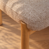 Sedia in legno massello di mindi naturale e tessuto beige screziato con trama in rilievo