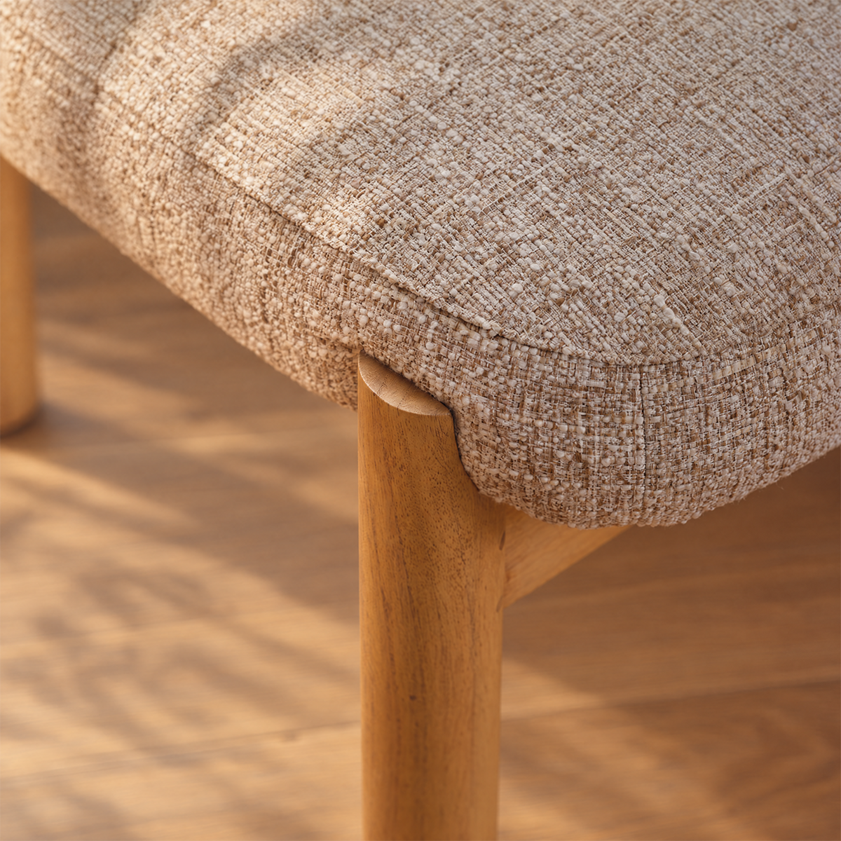 NEO - Sedia in legno massello di mindi naturale e tessuto beige screziato con trama in rilievo