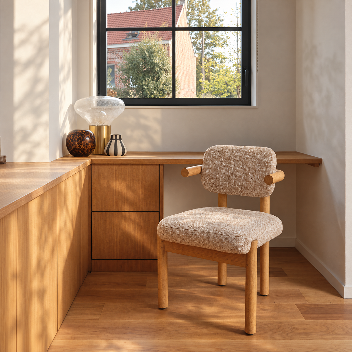 NEO - Sedia in legno massello di mindi naturale e tessuto beige screziato con trama in rilievo