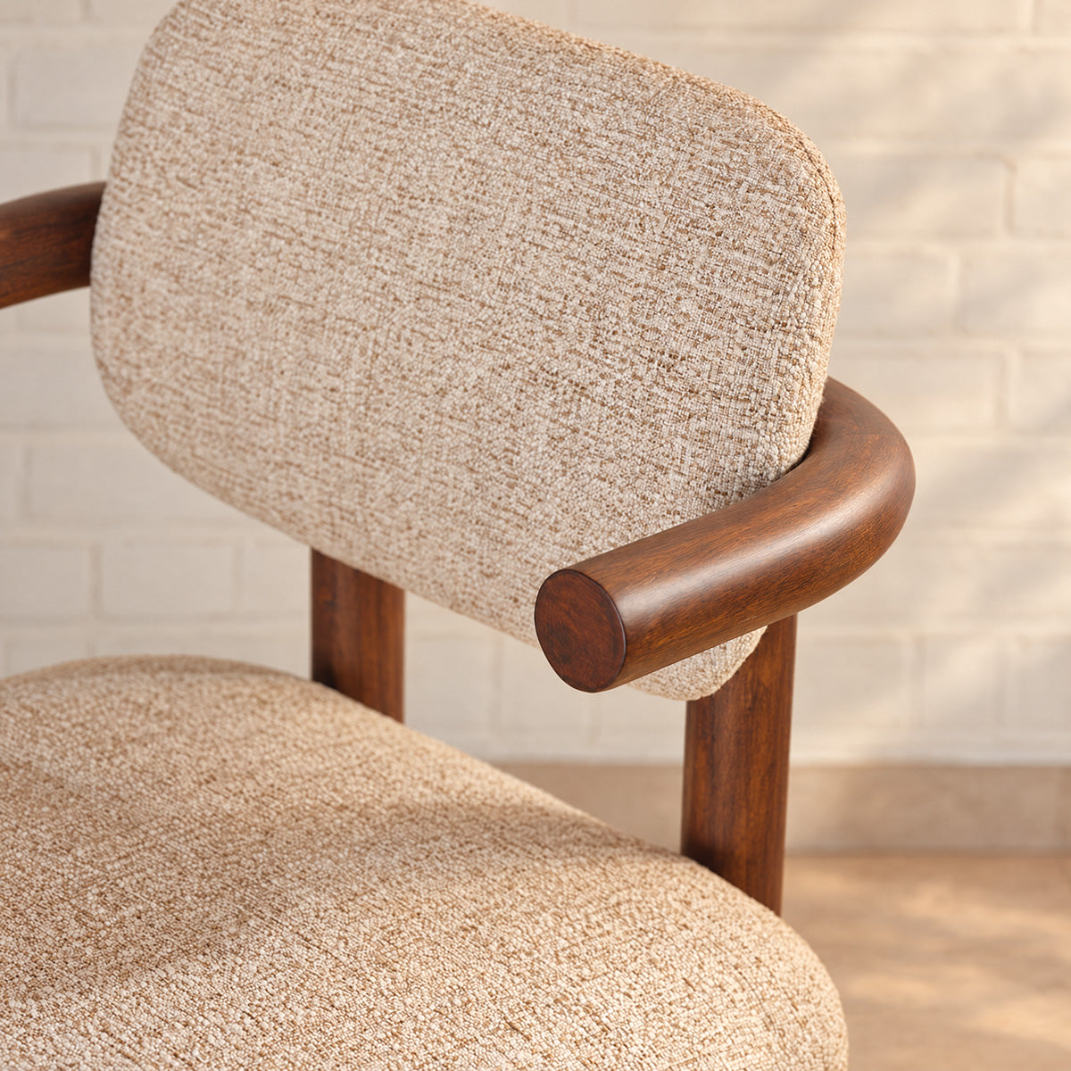 NEO - Set di 2 sedie in legno massello di mindi e tessuto beige screziato con trama in rilievo