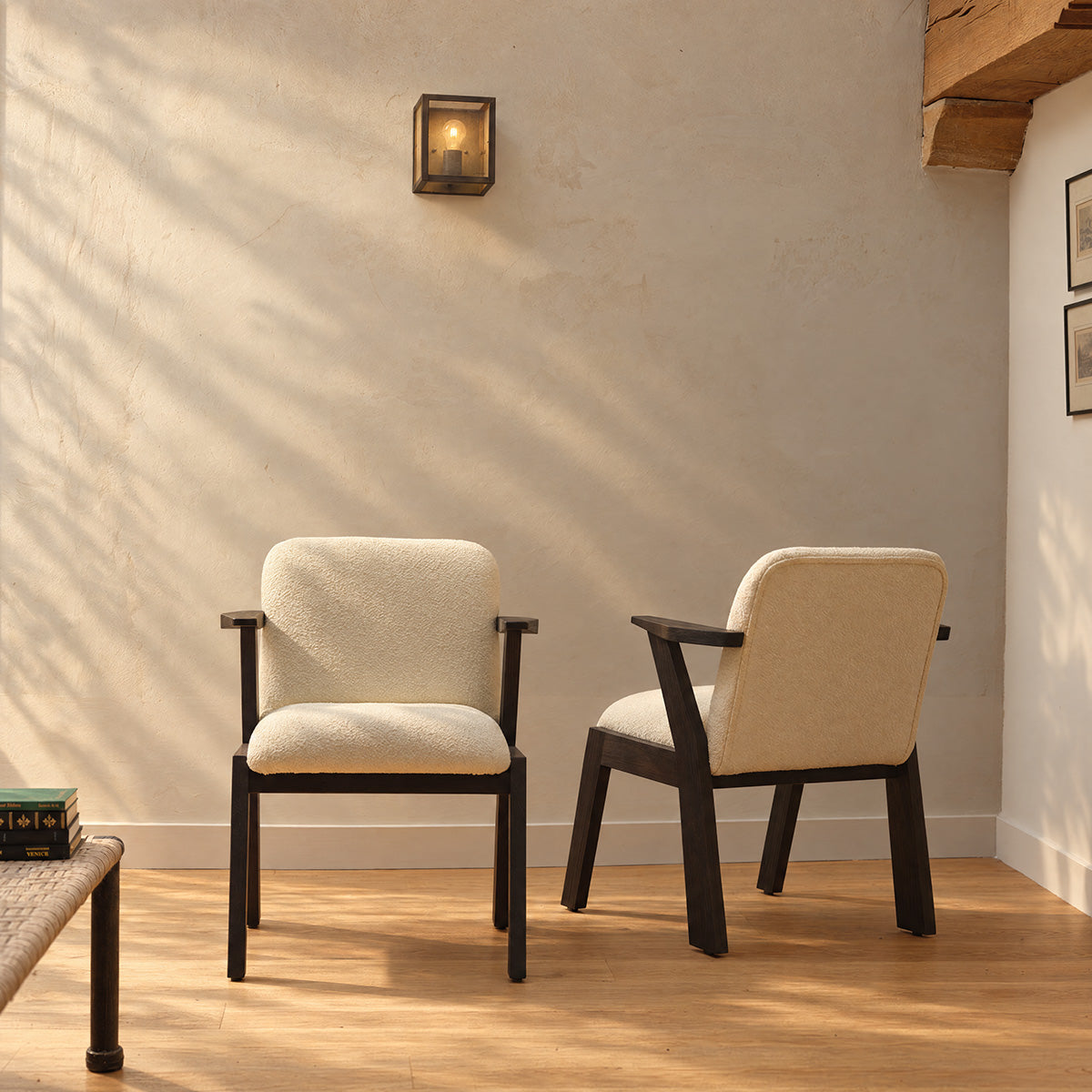 CHA0027-lot_de_2_chaises_en_mindi_massif_noir_et_tissu_bouclette_creme-03.jpg
