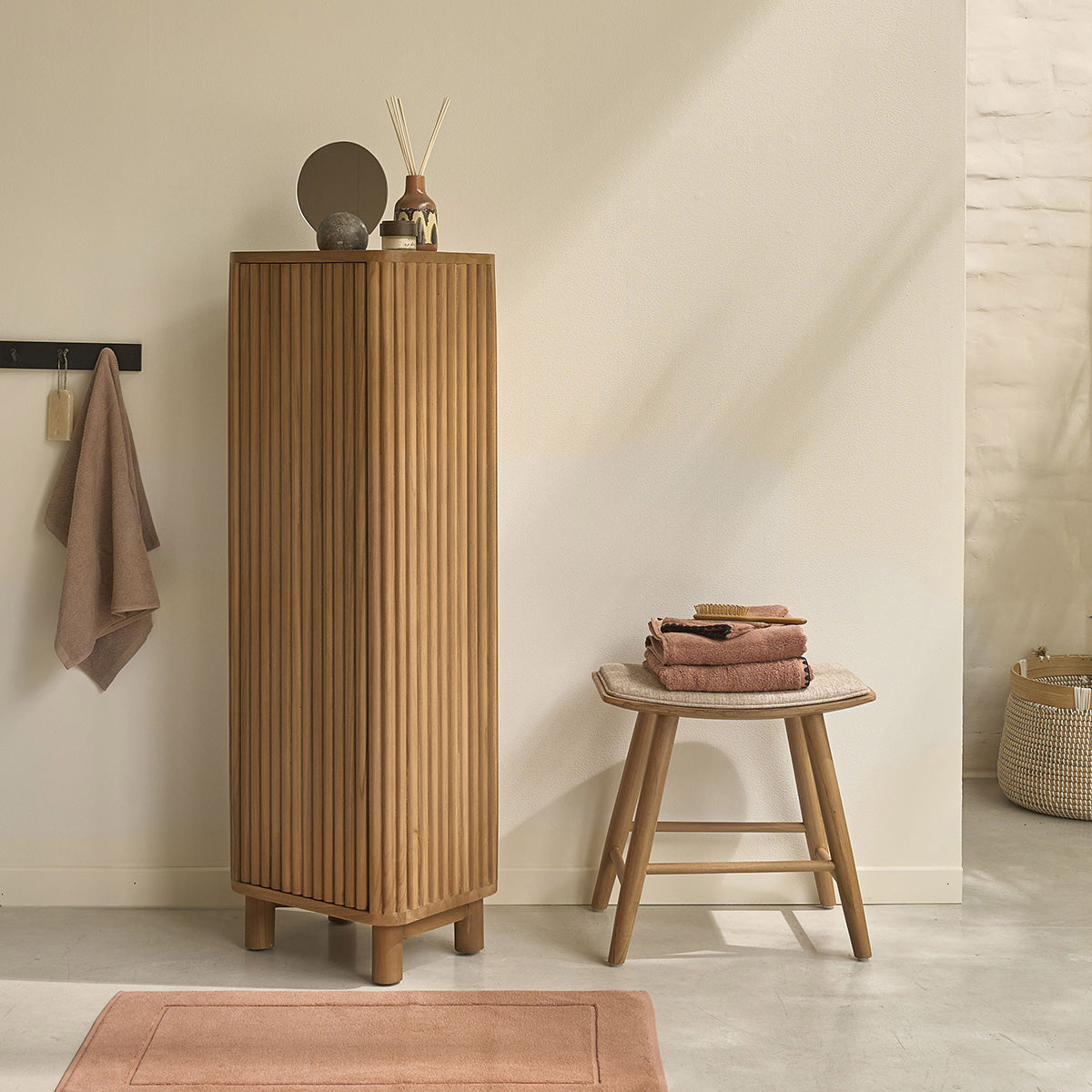 COLINE - Colonna da bagno con piedini in teak massiccio, 120 cm