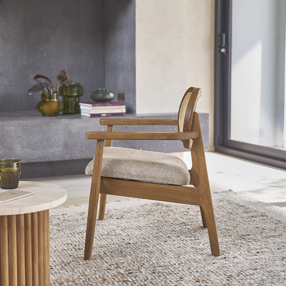 SABI - Fauteuil en teck massif, cannage et tissu grège