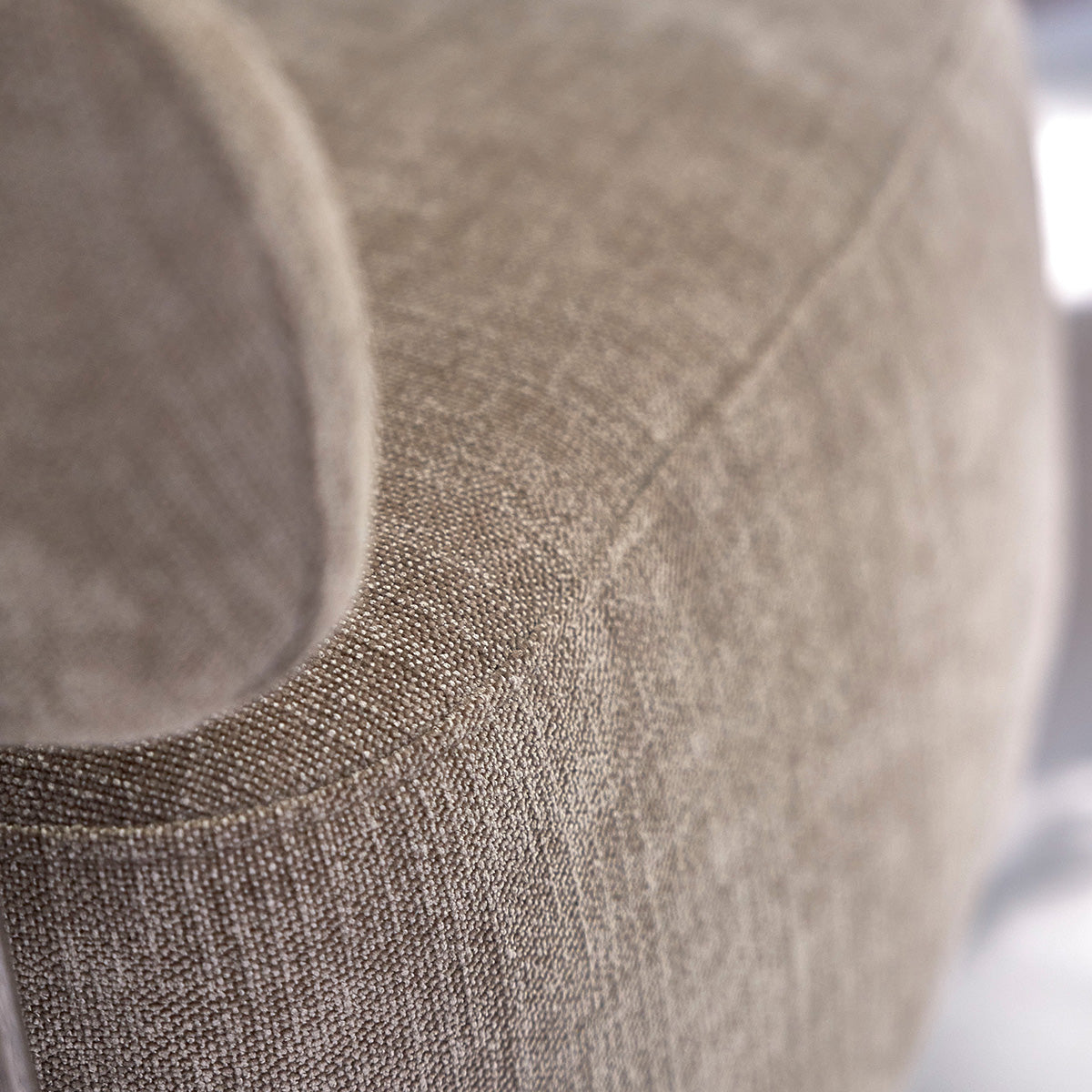 JACQUES - Fauteuil en bois massif finition noyer et velours beige 