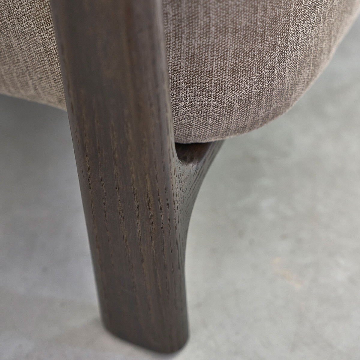 HENRI - Fauteuil en bois massif finition noyer et velours beige 