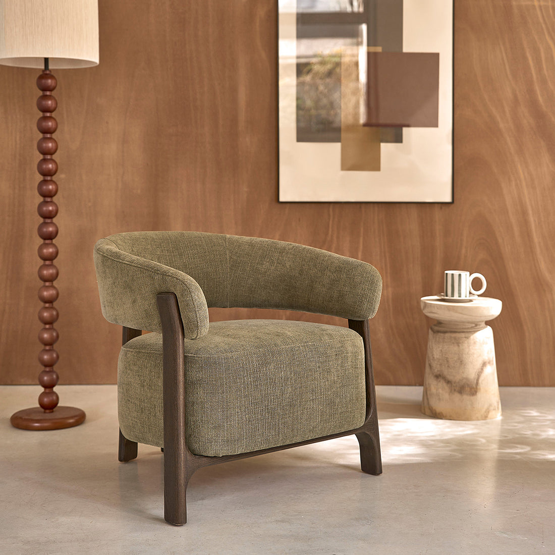 JACQUES - Fauteuil en bois massif finition noyer et velours kaki 