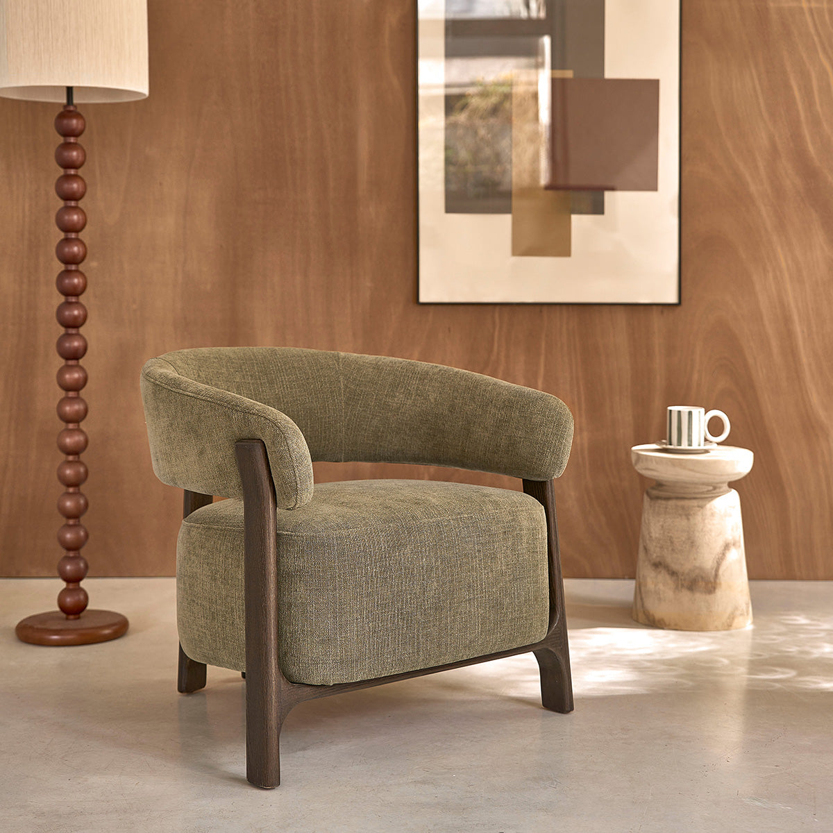 JACQUES - Fauteuil en bois massif finition noyer et velours kaki 