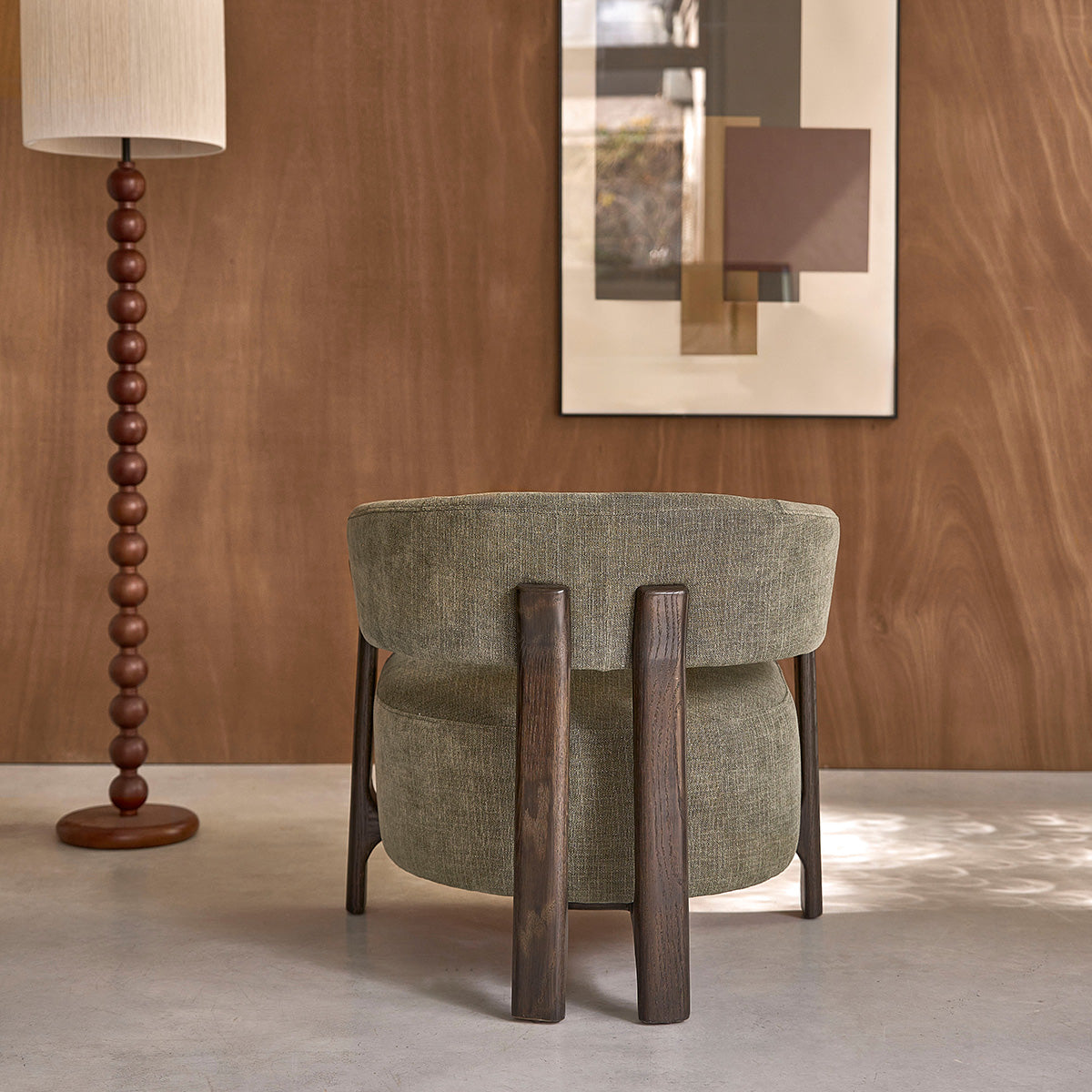 JACQUES - Fauteuil en bois massif finition noyer et velours kaki 