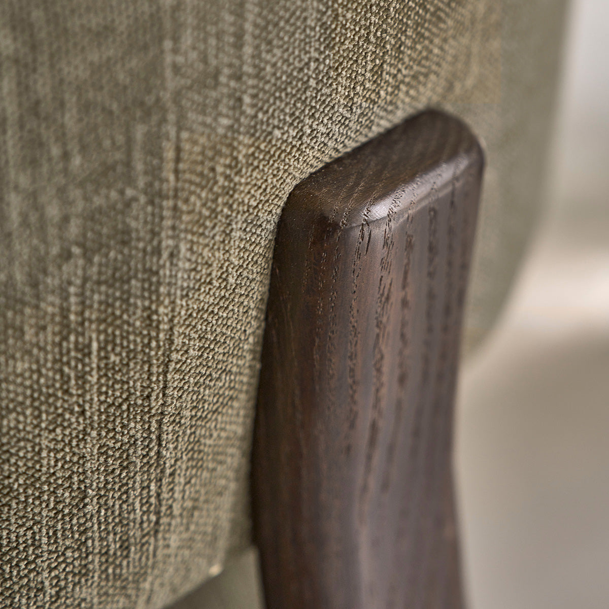 JACQUES - Fauteuil en bois massif finition noyer et velours kaki 