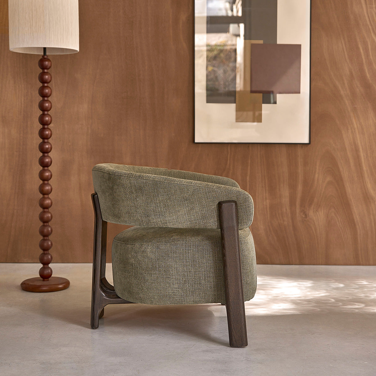 HENRI - Fauteuil en bois massif finition noyer et velours kaki 