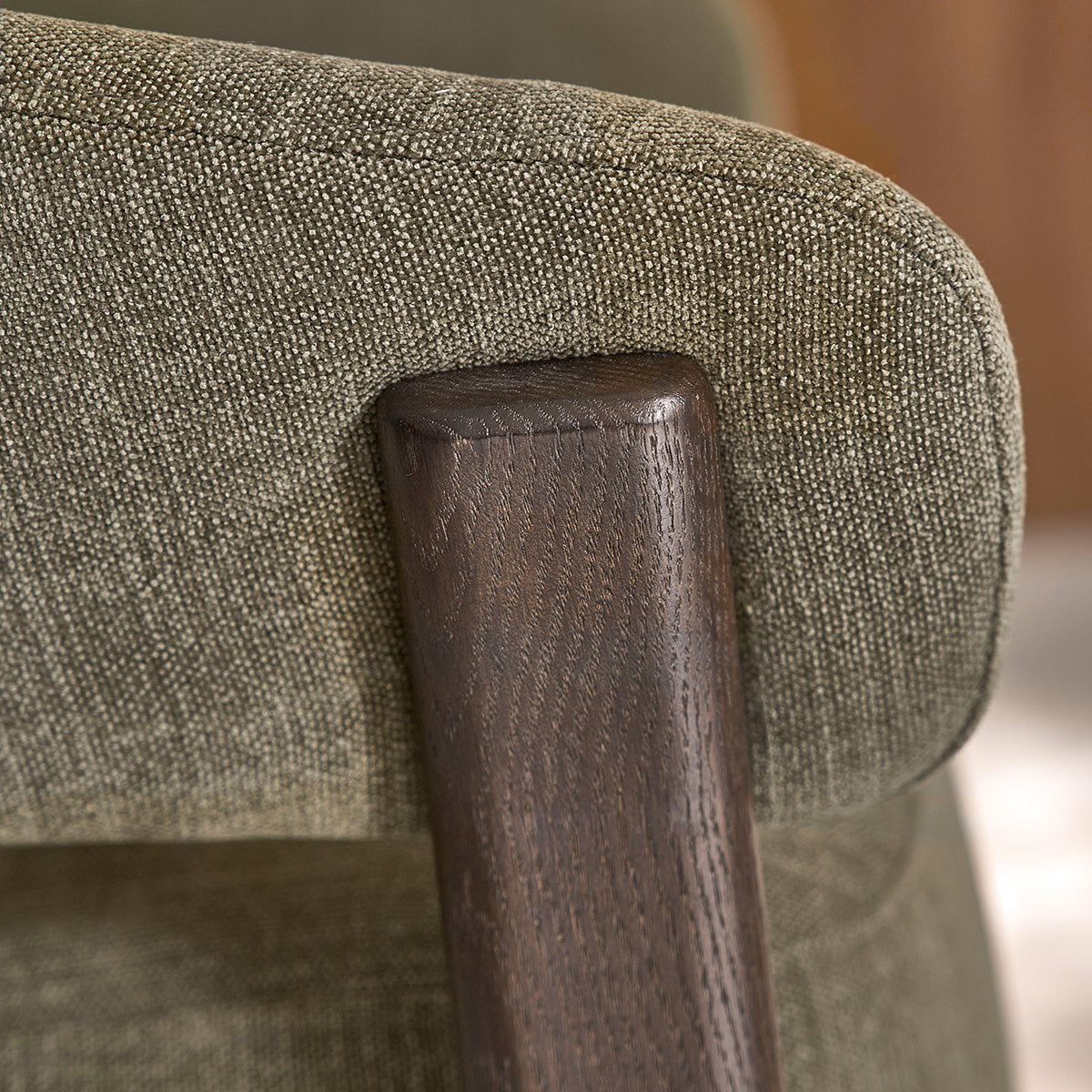 HENRI - Fauteuil en bois massif finition noyer et velours kaki 