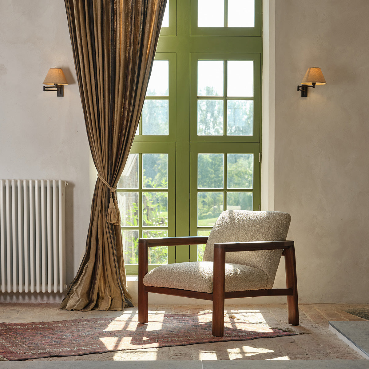 GABRIEL - Fauteuil en mindi massif et tissu bouclette taupe chiné