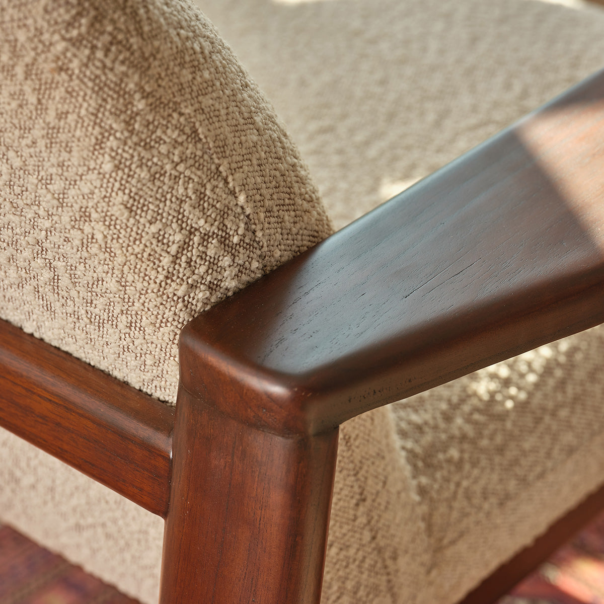 GABRIEL - Fauteuil en mindi massif et tissu bouclette taupe chiné