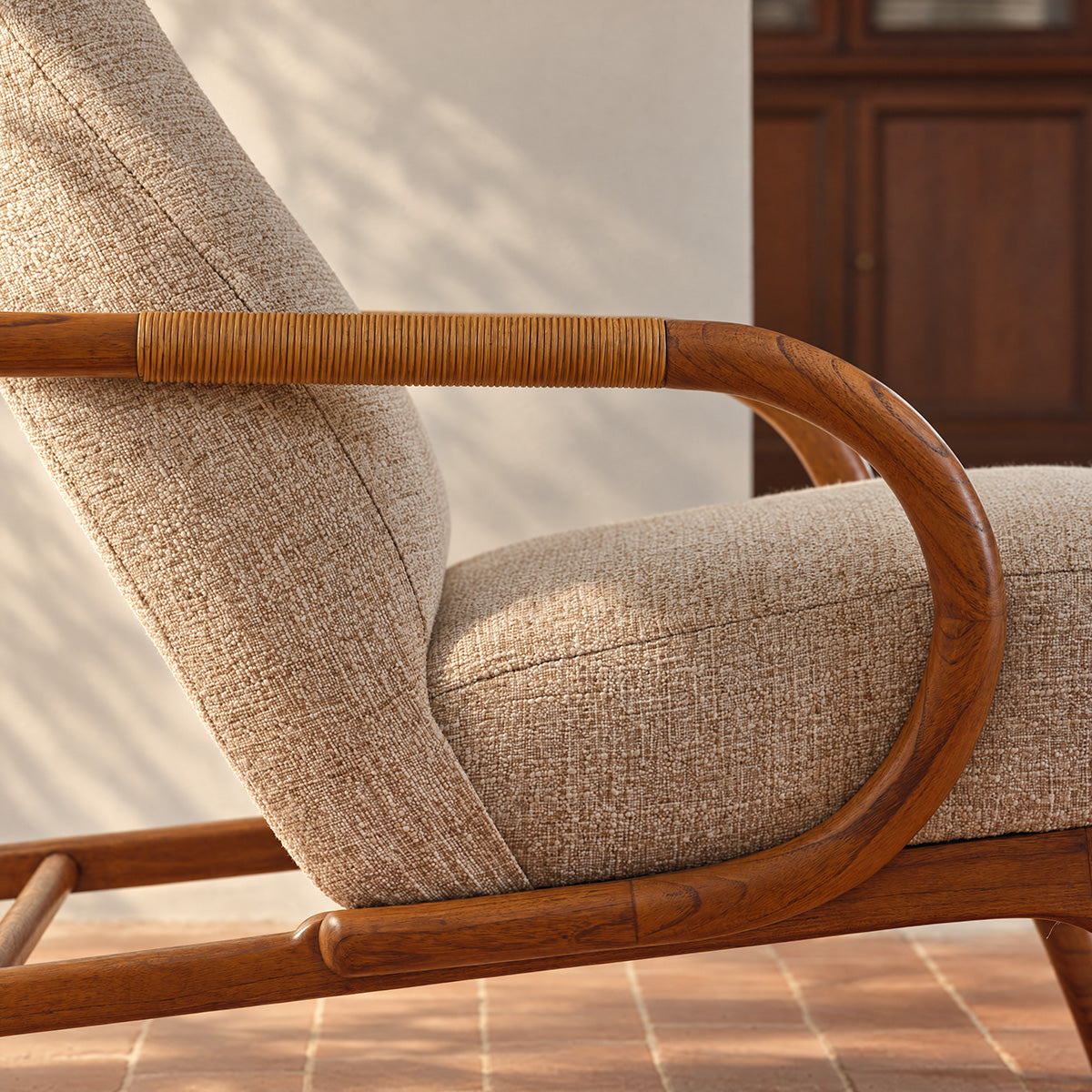GABIN - Poltrona in legno massello di mindi, rattan e tessuto beige melange