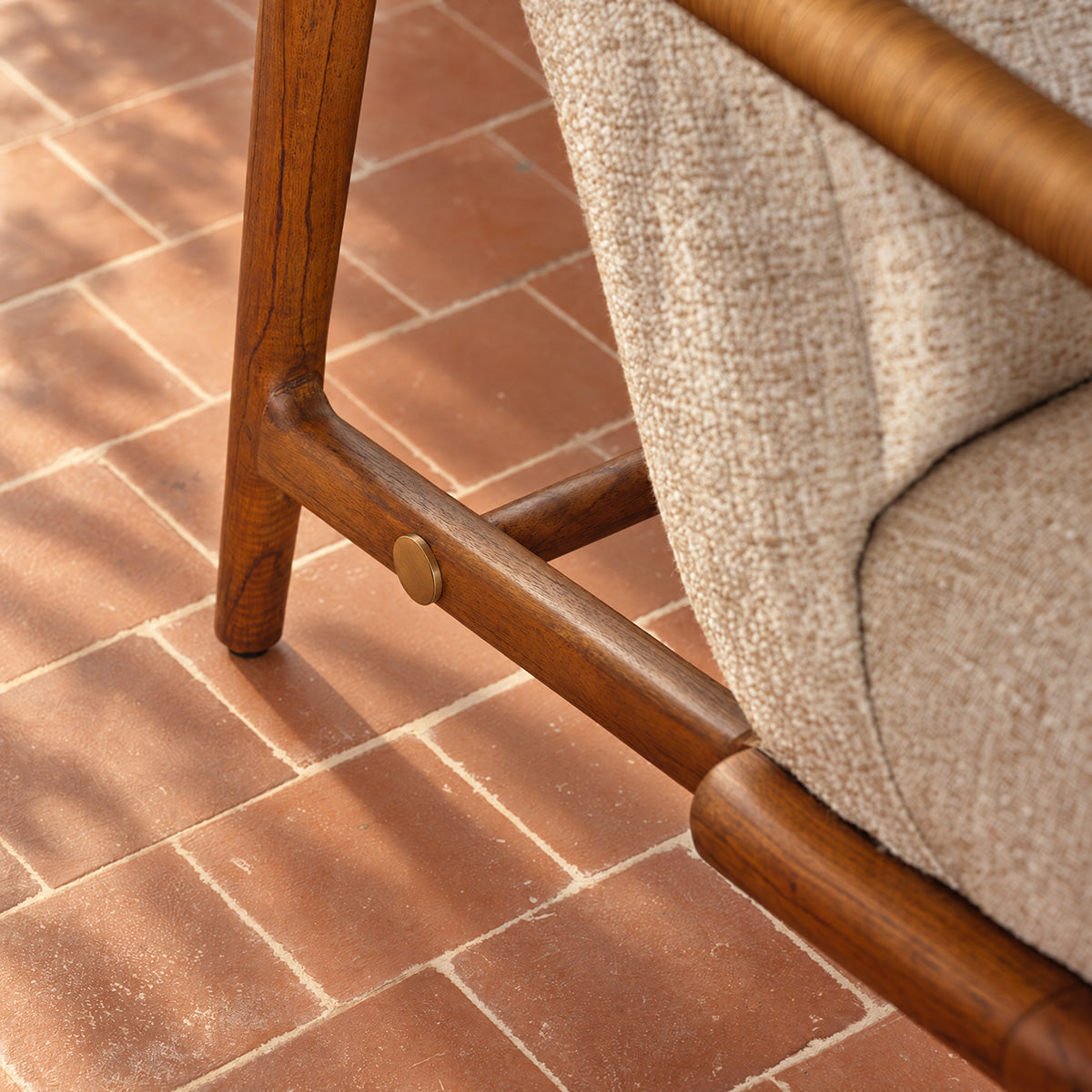 GABIN - Poltrona in legno massello di mindi, rattan e tessuto beige melange