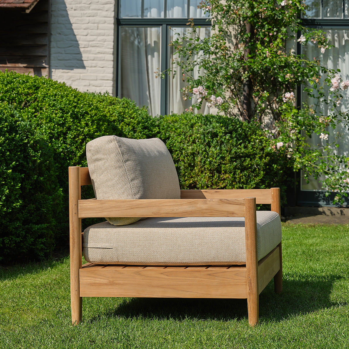 CALVI - Fauteuil de jardin bas en teck massif avec coussins beige chiné