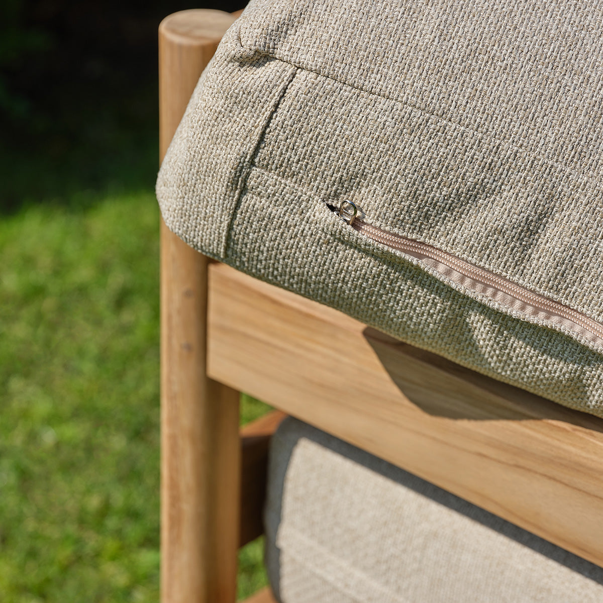 CALVI - Fauteuil de jardin bas en teck massif avec coussins beige chiné