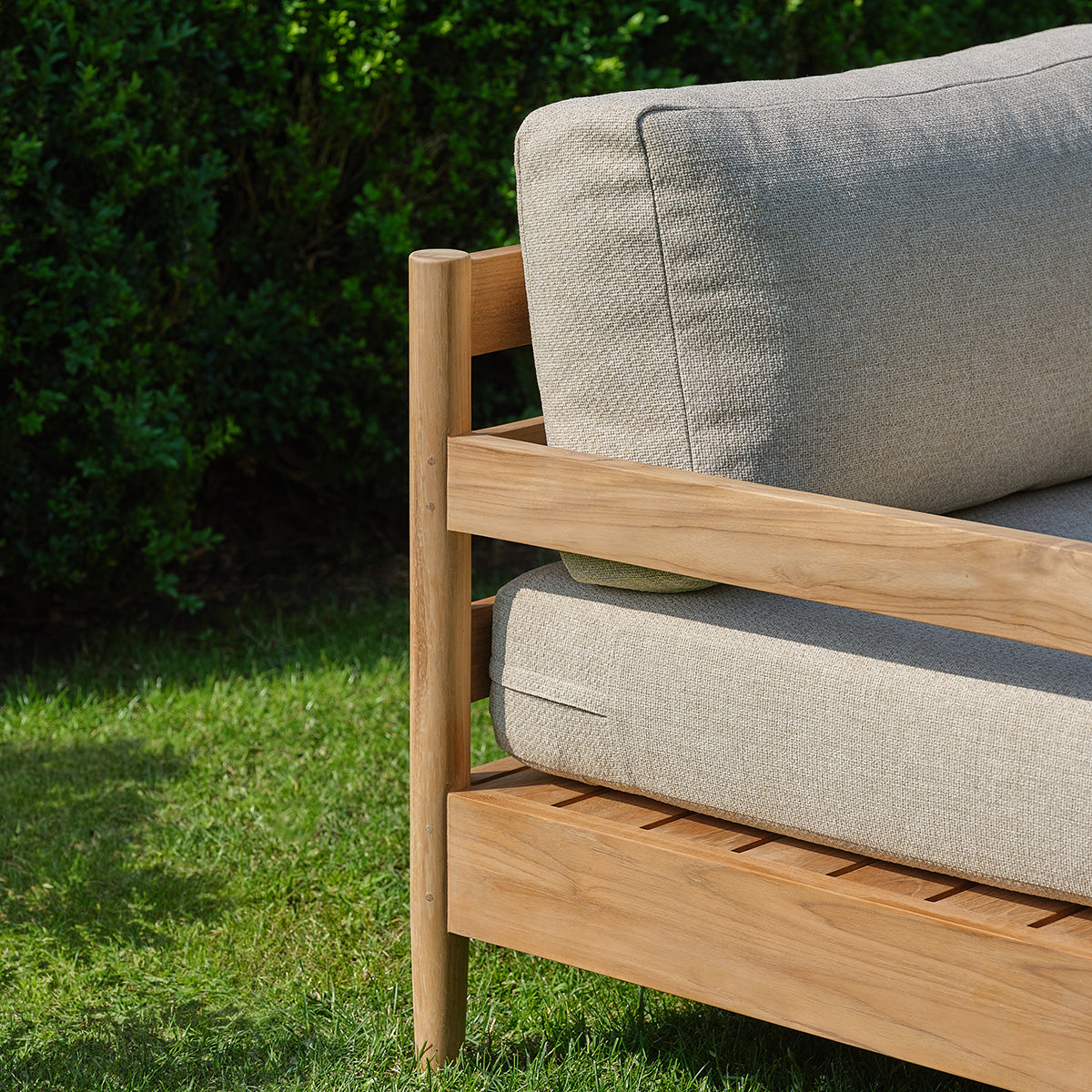 CALVI - Fauteuil de jardin bas en teck massif avec coussins beige chiné