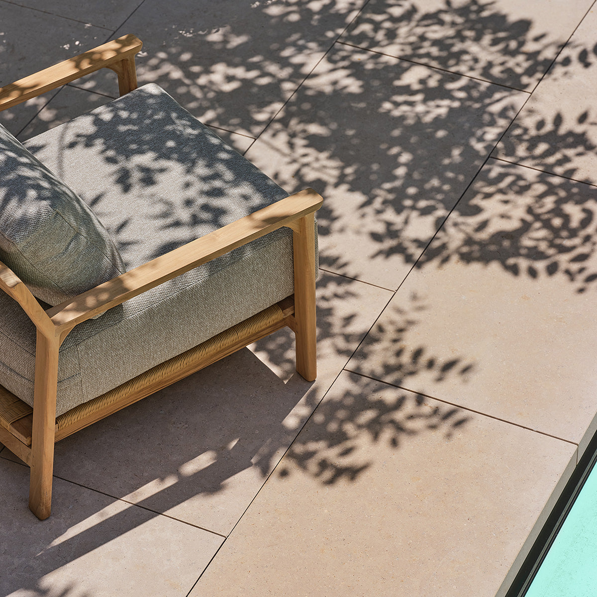 PIANA - Gartensessel aus massivem Teakholz mit grau melierten Kissen