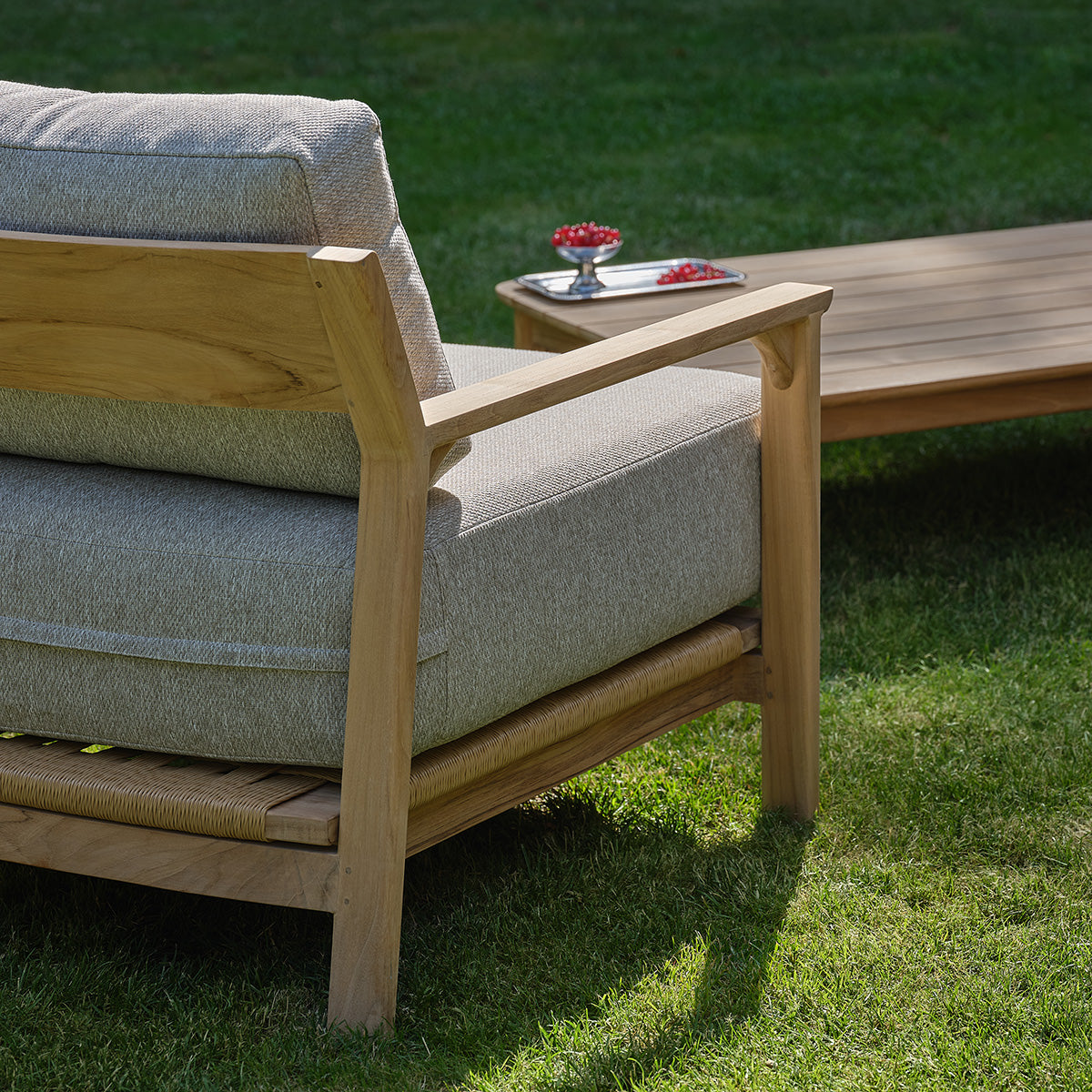 PIANA - Gartensessel aus massivem Teakholz mit grau melierten Kissen
